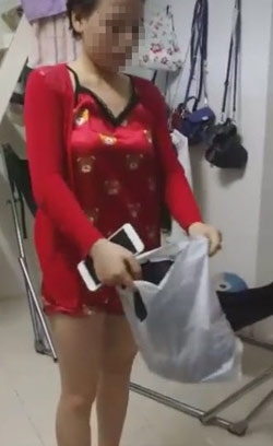 Bồ nhí lên gác lấy quần áo của chồng.