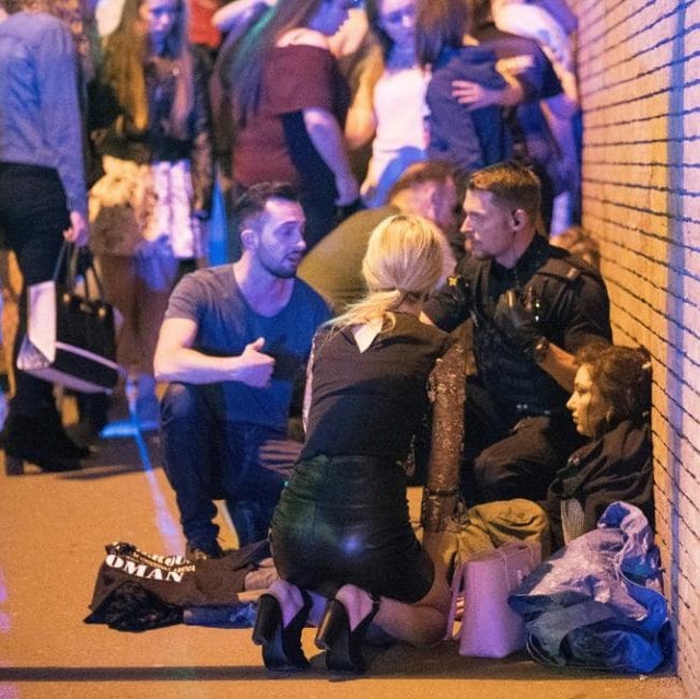 Người bị thương bên ngoài nhà thi đấu Manchester. (Ảnh: AP)