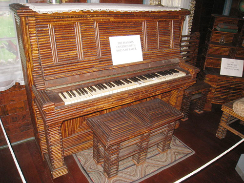 Chiếc đàn piano đặc biệt được chế tác  từ các cuộn giấy.