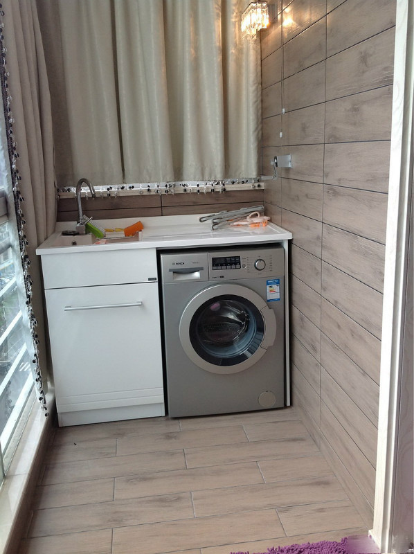Máy giặt nằm gọn trong một kệ đồ kiêm bồn rửa: Đây là cách bài trí máy giặt đơn giản và vô cùng hữu hiệu ở ban công mà ai cũng có thể tham khảo và ứng dụng được cho ngôi nhà của mình.