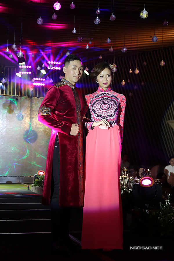 Người mẫu Nam Phong sánh đôi Hoa hậu Kiều Ngân trên sàn diễn.