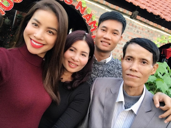 
Phạm Hương hạnh phúc trong vòng tay gia đình.
