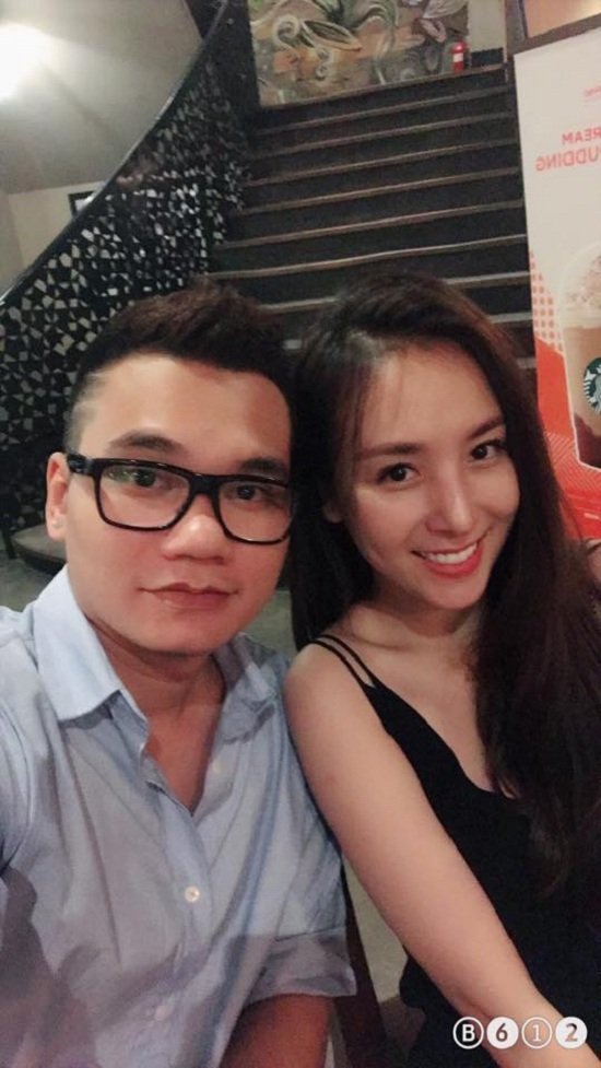 Khắc Việt và bạn gái quen nhau đã lâu nhưng cả hai gần đây mới nảy sinh tình cảm. Tình yêu của họ được sự ủng hộ của bạn bè và người hâm mộ.