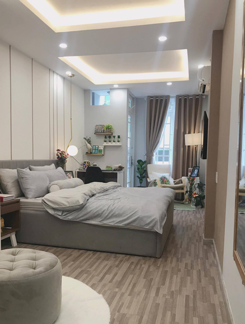 Phòng ngủ tiện nghi với nội thất tông màu xám sang trọng. Bên cạnh hệ thống đèn, anh còn tận dụng nguồn sáng tự nhiên bằng cách bố trí cửa sổ kính ở hai mặt tường.