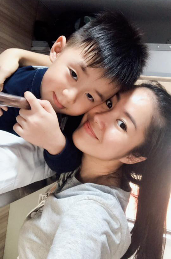 Bé Cà Pháo luôn ở bên mẹ trong dịp quan trọng này.