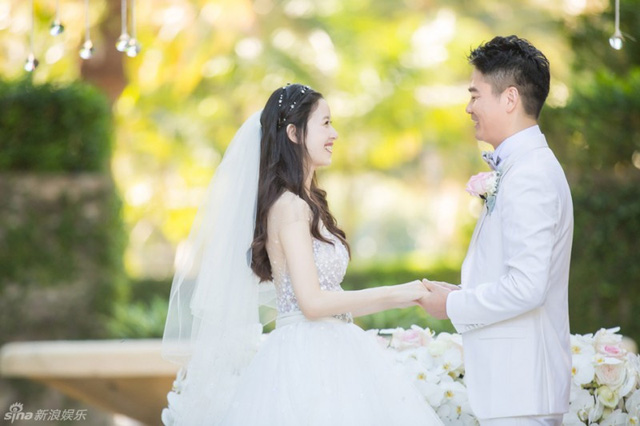
Hình ảnh lung linh trong đám cưới của Trương Trạch Thiên và Lưu Cường Đông.
