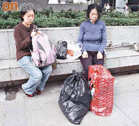 
Sau khi cha mất, Dương Lệ Quyên và mẹ sống lay lất ở Hong Kong một thời gian rồi quay về quê nhà làm lại từ đầu. (Ảnh: Internet)
