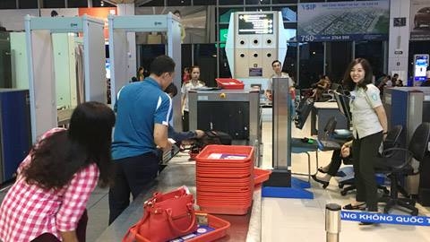 Khi qua máy soi chiếu, hành lý của hành khách sẽ hiện lên tất cả