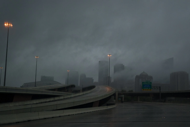 
B&atilde;o Harvey qu&eacute;t qua TP Houston h&ocirc;m 27-8. Ảnh: THE WASHINGTON POST
