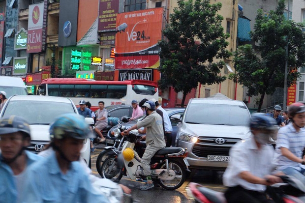 Tình trạng hỗn loạn giao thông tại trục đường Láng Hạ.