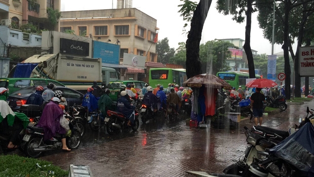 C&aacute;c phương tiện chỉ c&oacute; thể nh&iacute;ch từng ch&uacute;t một trong cơn mưa lớn