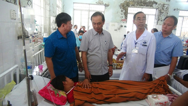 
Thứ trưởng Bộ GTVT Lê Đình Thọ (giữa) và đoàn UBND Tây Ninh thăm hỏi nạn nhân đang cấp cứu tại bệnh viện - Ảnh: TÂN PHẠM
