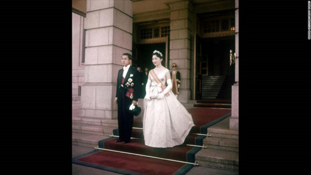 
Trong bộ váy cưới hiện đại, Hoàng hậu Michiko vẫn rất xinh đẹp.
