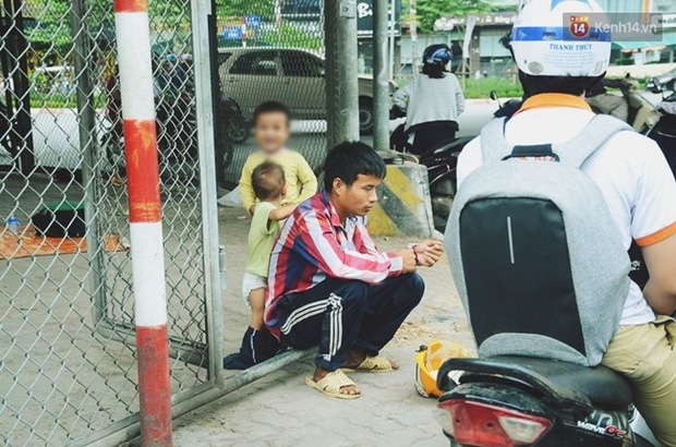Thấy bố đang xin tiền, chốc chốc 2 đứa trẻ lại chạy lại ôm cổ trêu đùa