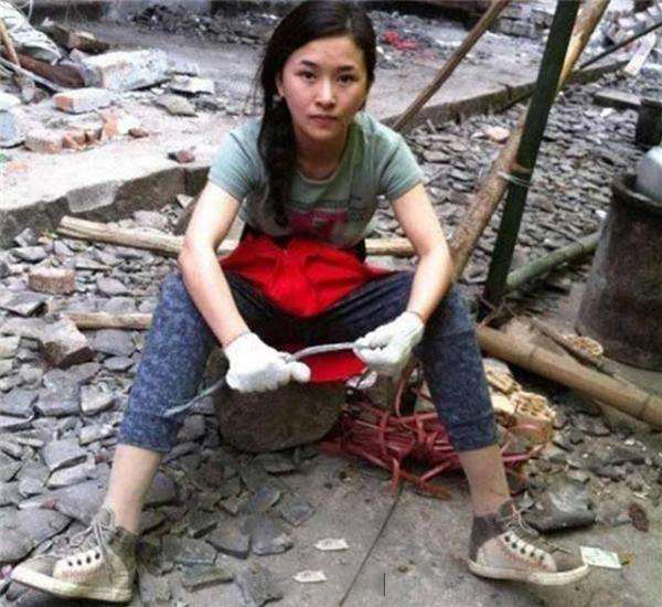 
Với đ&ocirc;i ch&acirc;n giả, Li&ecirc;u Tr&iacute; đ&atilde; chẳng nề h&agrave; m&agrave; l&agrave;m tất cả mọi việc.
