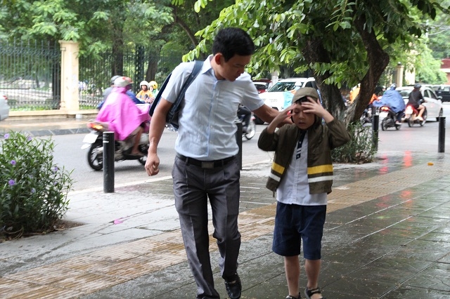 Việc mặc &aacute;o r&eacute;t khi đi học dường như vẫn chưa quen với c&aacute;c em nhỏ