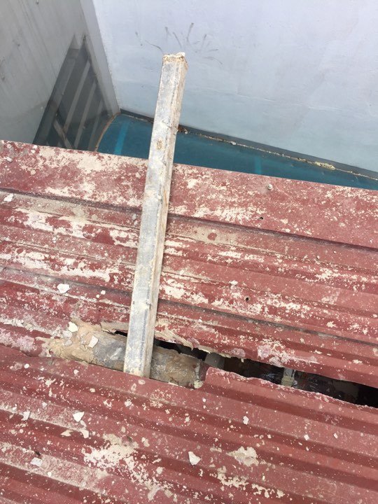 Thanh sắt xuy&ecirc;n qua m&aacute;i t&ocirc;n