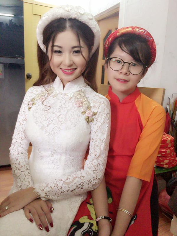 
Con gái thứ hai của diễn viên Thanh Tú tên Khánh An, năm nay 12 tuổi. Nữ diễn viên chia sẻ, hai con gái nổi trội hơn mẹ về nhan sắc vì được thừa hưởng nhiều nét đẹp từ bố.
