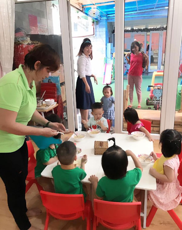 
Phi Thanh Vân chia sẻ, cô cho con đi học sớm để rèn cho bé tính tự lập và làm quen với môi trường mới.
