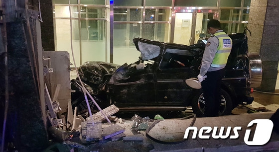 Chiếc xe gần như nát vụn. Thông tin Kim Joo Hyuk qua đời hiện gây chấn động mạnh tại Hàn Quốc. Rất nhiều người hâm mộ bàng hoàng khi nghe tin anh qua đời. Đồng nghiệp cũng đã gửi lời chia buồn trên trang cá nhân.
