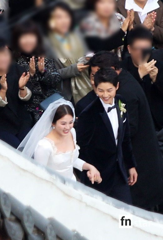 Song Joong Ki và Song Hye Kyo nắm tay nhau, rạng rỡ khi bước vào lễ đường trong sự chúc mừng của 300 khách mời.