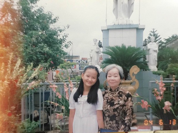 
Khi là nữ sinh trung học, Khánh Ngân nuôi tóc dài nên trông cô ra dáng thiếu nữ. Trong ảnh, cô rạng rỡ bên bà ngoại.
