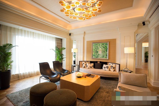 Phòng Nguyên thủ của khách sạn InterContinental Asiana Saigon nằm ở tầng 20 có diện tích 200 m2 bao gồm 2 phòng ngủ, một phòng khách, một phòng làm việc.