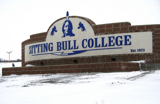 
C&oacute; lẽ Sitting Bull l&agrave; một trong số những trường đại học c&oacute; số sinh vi&ecirc;n thấp nhất nước Mỹ - 287 sinh vi&ecirc;n. Mặc d&ugrave; nhận 100% sinh vi&ecirc;n nộp đơn v&agrave;o trường, song đầu ra của trường kh&ocirc;ng hề dễ d&agrave;ng. Chỉ c&oacute; 9% trong số đ&oacute; tốt nghiệp đ&uacute;ng thời hạn. Học ph&iacute; của trường l&agrave; 3.910 USD.
