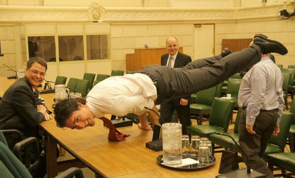 Bức ảnh này được ông chia sẻ trên Twitter vào năm 2013, khi òn đang là ứng cử viên tổng thống. Justin Trudeau thực hiện một tư thế yoga rất khó mang tên Peacock như một cách thư giãn sau những giờ làm việc căng thẳng.