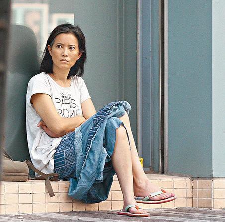 Hiện nay, người đẹp một thời sống lang thang, l&uacute;c tỉnh l&uacute;c m&ecirc;
