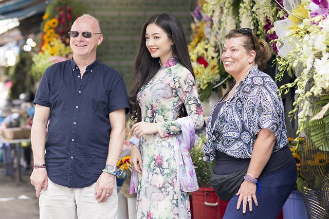 Khi Trâm đang chụp ảnh thì những vị khách nước ngoài tới hỏi thăm, xin được chụp ảnh cùng với cô gái Việt Nam mặc áo dài
