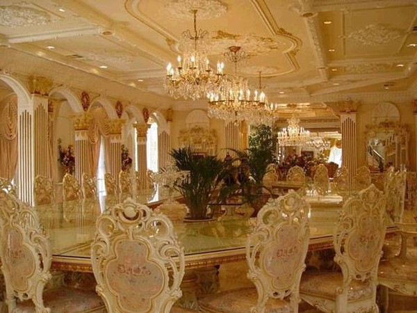 Ph&ograve;ng ăn rộng lớn, đủ chỗ cho h&agrave;ng chục người ngồi, với ghế ăn được chạm trổ cầu kỳ.