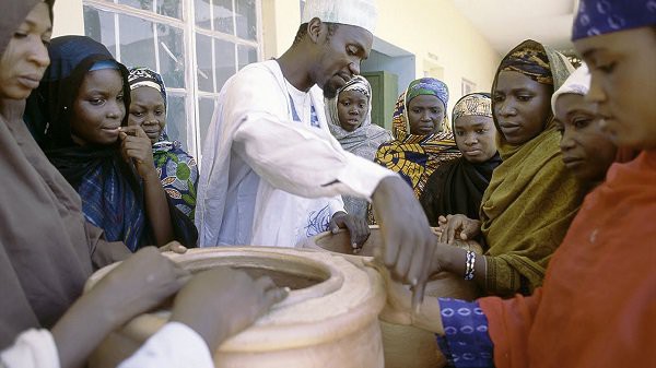 Những chiếc tủ lạnh được tạo ra bởi người giáo viên Nigeria này đã giúp cải thiện đáng kể đời sống người dân nơi đây, giúp họ bán nông sản được giá cao hơn, tiết kiệm nhiều chi phí.