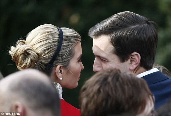 Ivanka Trump và chồng Jared Kushner, người hiện là cố vấn cấp cao của ông Trump, say sưa trò chuyện trong buổi lễ. Ảnh: Reuters