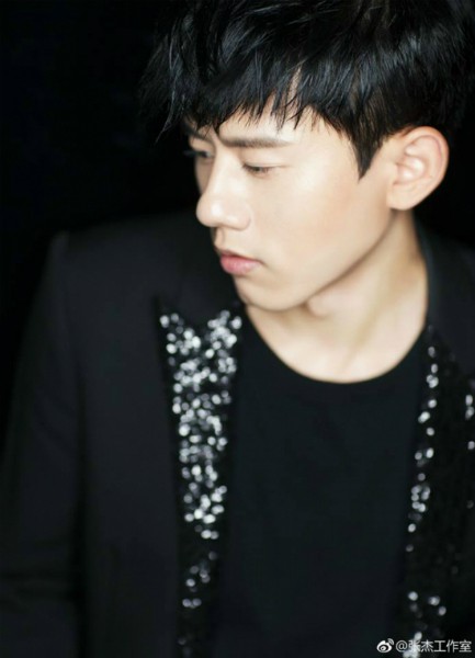 Trương Kiệt chụp ảnh giới thiệu album mới.