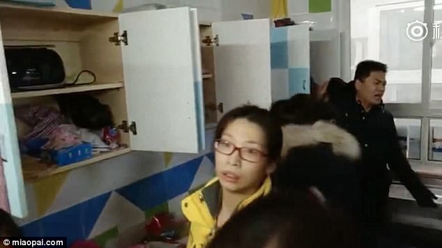 B&agrave; mẹ n&agrave;y cũng một số phụ huynh kh&aacute;c đ&atilde; x&ocirc;ng v&agrave;o t&igrave;m kiếm dụng cụ ngược đ&atilde;i trẻ ở trong lớp...