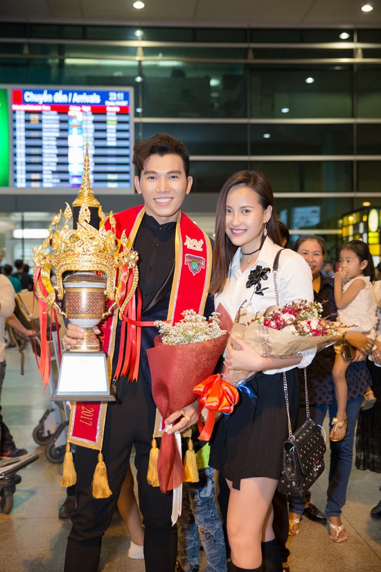 Khánh Ngân, Miss Globe 2017 ra sân bay lúc nửa đêm để chia vui với người anh trai.