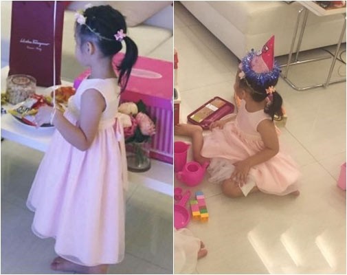 Cô bé toàn được mẹ khoe từ phía sau