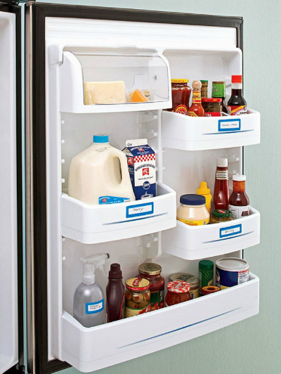 Dán nhãn cho các ngăn trên cánh tủ giúp các thành viên trong gia đình bạn dễ dàng tìm được thứ mình cần mà không phải lục tung tủ lên.