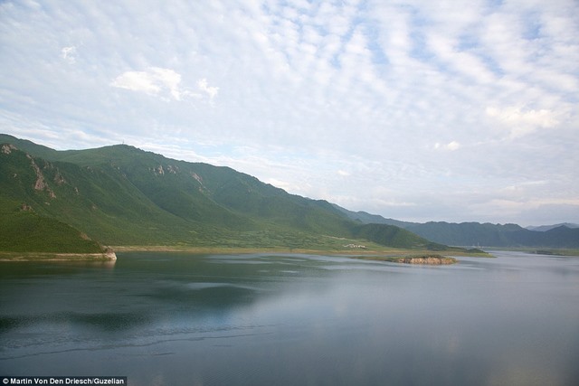 
Vùng quê đẹp như tranh tại Triều Tiên với núi non trùng điệp.
