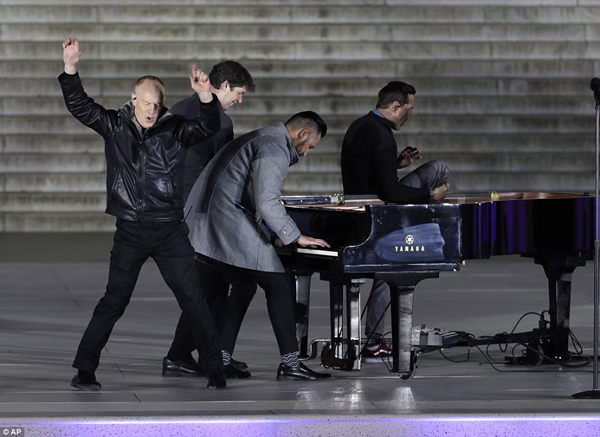 
Các thành viên nhóm nhạc The Piano Guys cover ca khúc What Makes You Beautiful của nhóm One Direction trong buổi hòa nhạc.
