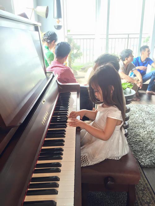 
Bé Sol còn thích thú ngồi chơi đàn piano như một nghệ sĩ thực thụ.

