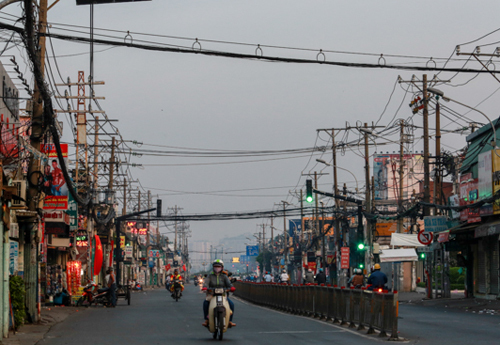 Tương tự, đường Trường Chinh giao với đường Tân Sơn Nhì (quận Tân Bình) sáng nay khác hẳn tình trạng ùn tắc nghiêm trọng thường ngày.
