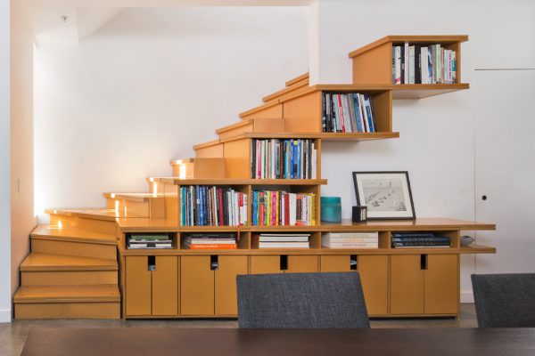 8. Thiết kế này có vẻ hào nhoáng và tiện lợi, ngăn lưu trữ sách được đặt cạnh các bậc thang, bên dưới là chiếc bàn làm việc nhỏ.