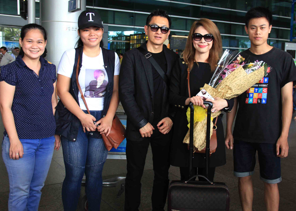 
Thanh Thảo và bạn trai chụp ảnh cùng một số fan ở sân bay.
