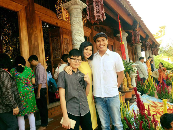 
Dịp Tết vừa qua, Cát Phượng cùng bồ trẻ đưa cu Bom đến thăm nhà thờ tổ của Hoài Linh.
