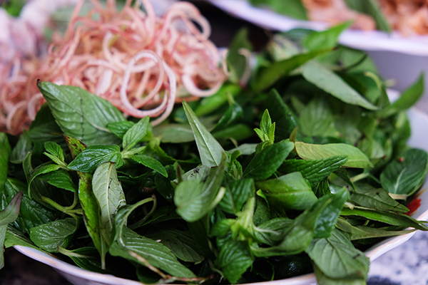 Cùng đó, bắp chuối bào sợi, rau răm, húng cây cũng là những loại rau tạo nên hương vị của món bún nước lèo.