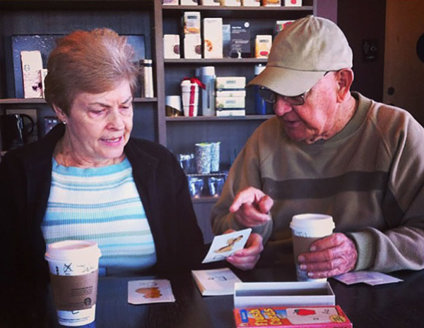 Sau khi vợ mất trí nhớ và phải học đọc lại, người chồng kiên trì dạy chữ cho bà mỗi ngày. Cảnh tượng chồng dạy vợ đọc trong quán cà phê khiến nhiều người có mặt lúc đó thêm trân trọng tình cảm của họ.