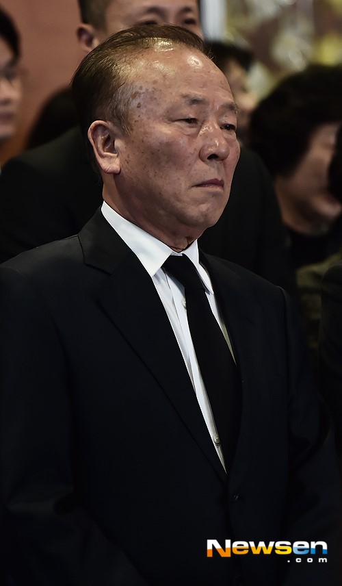 
Diễn viên quen thuộc trên màn ảnh nhỏ Lim Hyeon Sik lặng người trước giờ di quan. Ở tuổi 72, ông và Kim Young Ae từng đóng chung trong nhiều phim. Hai người đều thuộc lứa diễn viên đời đầu của màn ảnh Hàn.
