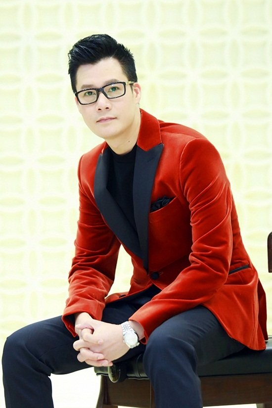 Bất ngờ hơn khi nam ca sĩ chia sẻ anh từng bị bệnh phong đòn gánh, suýt mất mạng vì giẫm phải đinh vào năm 5 tuổi. Lúc đó, y học chưa phát triển và căn bệnh này được xem như một căn bệnh hiểm nghèo vào thời điểm cách đây hơn 30 năm. Quang Dũng đã nhập viện và bị bác sĩ trả về vì không thể cứu chữa được nữa.